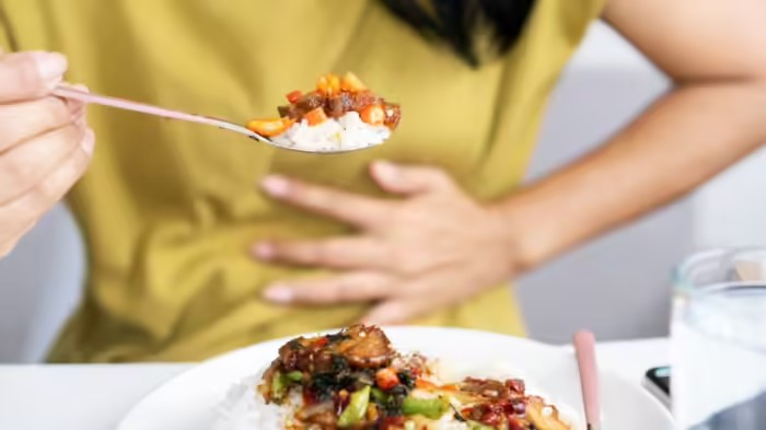 Food Poisoning Causes Symptoms: ફૂડ પોઈઝનિંગના 10 મુખ્ય કારણો, દરેકના અલગ લક્ષણો, જાણકારી રાખવી છે જરૂરી 1 oecb02zi