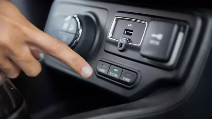 Car Battery Drain USB Charger: શું કાર બંધ હોય ત્યારે પણ USB પોર્ટમાં ચાર્જર લગાવી રાખવાથી બેટરી ઉતરી જાય છે? જાણો સત્ય 1 qsk3qriv