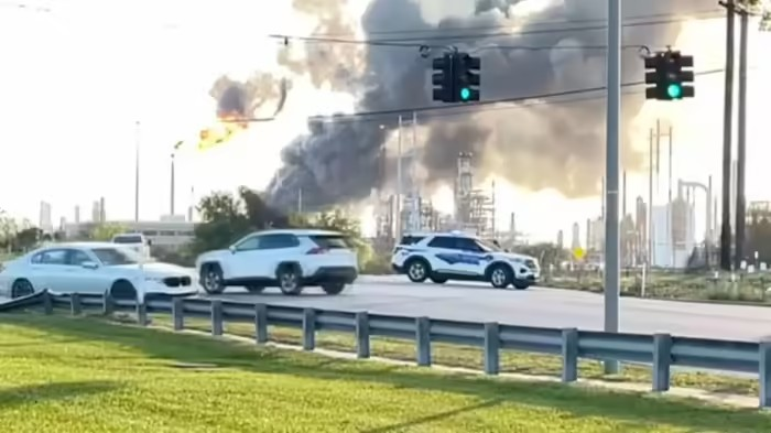 Valero Refinery Explosion Texas: ઈરાન સાથે જંગ વચ્ચે અમેરિકાની મોટી રિફાઈનરીમાં વિસ્ફોટ, લાદવામાં આવ્યું ઈમરજન્સી લોકડાઉન, અકસ્માત કે હુમલો? 1 ukwzr1b8