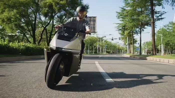 Self-balancing Electric Bike: આવી ગઈ પોતાની મેળે બેલેન્સ જાળવતી મોટરસાયકલ, કંપની કહે છે 'બે પૈડાંવાળો રોબોટ' 1 w1dg6yke