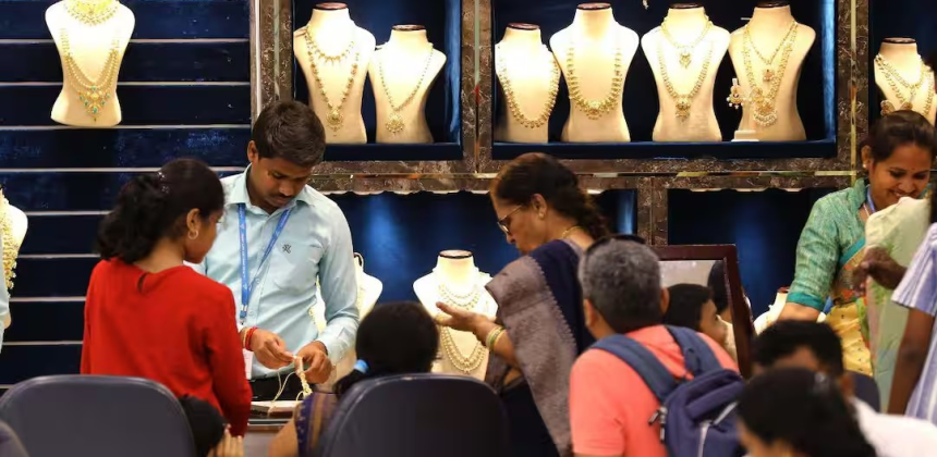 Gold Tagging Rule Tightens: સોનું ખરીદતા પહેલા સાવધાન: હવે બદલાઈ ગયા છે ગોલ્ડ ટેગિંગના નિયમો, તમારી મહેનતની કમાણીથી સોનું લેતા પહેલા જાણી લો HUID કોડનું મહત્વ 1 6ylscexw