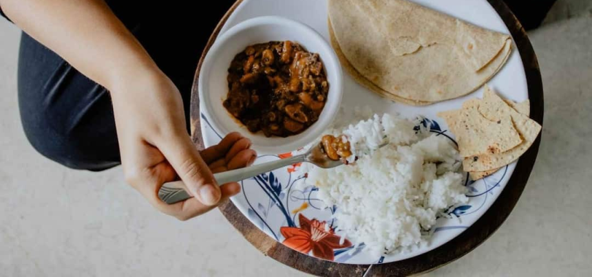 Roti vs Rice Health Benefits: ઉત્તર ભારતના લોકો મોટાભાગે રોટલી ખાય છે પરંતુ દક્ષિણના ચોખા, જાણો સેહત માટે શું છે બેસ્ટ? 1 Roti vs Rice Health Benefits