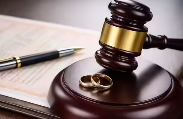 Supreme Court: સુપ્રીમ કોર્ટે 32 વર્ષ જૂના છૂટાછેડાના કેસમાં આપ્યો ઐતિહાસિક ચુકાદો, એકસાથે 61 મુકદ્દમાઓનો કર્યો નિકાલ 1 9da98s5m