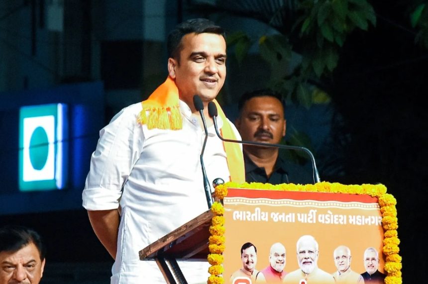 Harsh Sanghavi Vadodara Speech 2026: સામાન્ય દીકરીઓ પણ બનશે સાંસદ! વડોદરામાં હર્ષ સંઘવીએ વિપક્ષના પરિવારવાદ પર કર્યા આકરા પ્રહાર, મહિલા અનામત બિલના ગણાવ્યા ફાયદા 1 Harsh Sanghavi Vadodara Speech 2026