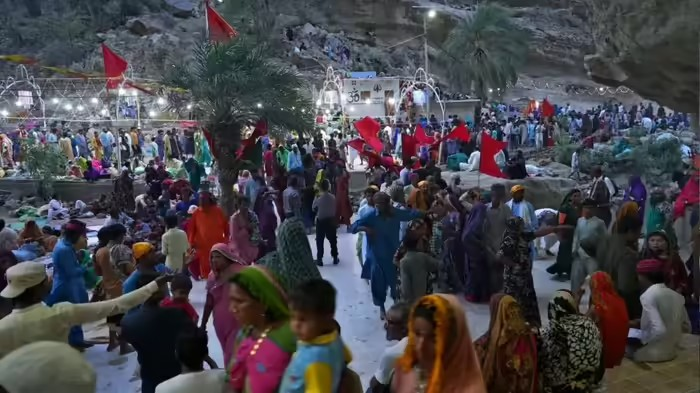 Hinglaj Mata Yatra Pakistan: પાકિસ્તાનના બલૂચિસ્તાનમાં ઐતિહાસિક હિંગળાજ માતાનો મેળો સંપન્ન, ૩ લાખથી વધુ શ્રદ્ધાળુઓએ પગપાળા ચાલીને ટેકવ્યું માથું, જાણો ભારત બહારના આ સૌથી મોટા શક્તિપીઠનું મહત્વ 1 Hinglaj Mata Yatra Pakistan