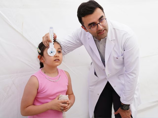 Child Eye Check-Up Guide: કઈ ઉંમરથી બાળકોની આંખો ટેસ્ટ કરાવવી જોઈએ? સાચી ઉંમરે આઈ ચેકઅપ કેમ છે જરૂરી, ડોક્ટર પાસેથી જાણો 1 Child Eye Check-Up Guide