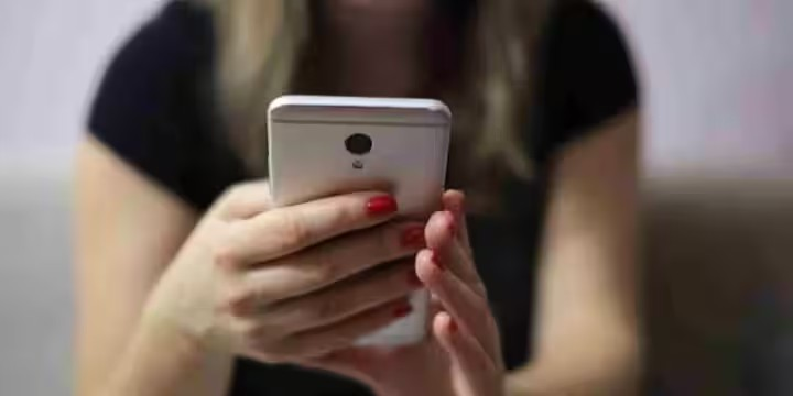 Expired Smartphone Security Risk: શું તમે પણ વાપરી રહ્યા છો Expired Smartphone? હેકર્સ મિનિટોમાં ખાલી કરી દેશે બેંક એકાઉન્ટ, જાણો કેવી રીતે બચવું 1 dcoup2gz