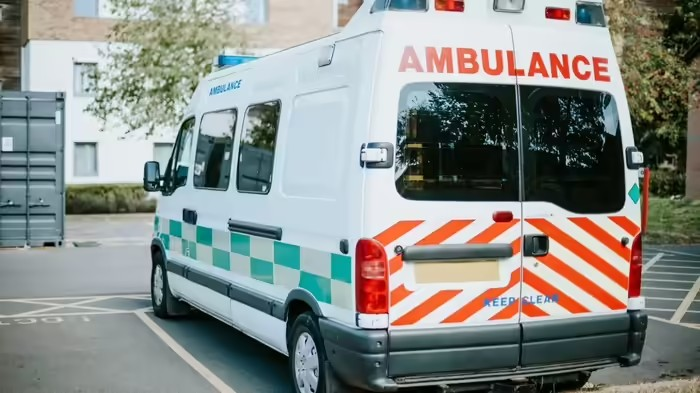 Solar-powered Ambulance: સૂરજની રોશનીથી ચાલતી દુનિયાની પહેલી એમ્બ્યુલન્સ, વિના પેટ્રોલ-ડીઝલે બચશે દર્દીઓના જીવ 1 kps8bdrd
