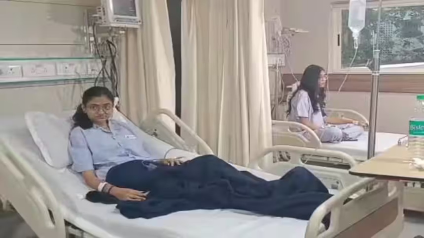 Ahmedabad Girl Hostel Food Poisoning: ૫૭ વિદ્યાર્થિનીઓને ફૂડ પોઈઝનિંગ થતા ખાનગી હોસ્પિટલમાં દાખલ, પાણીપુરી અને દાબેલી ખાવાથી તબિયત લથડી હોવાની આશંકા 1 lhnvvh51