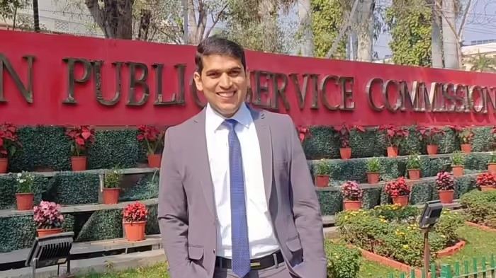 UPSC Success Story Nikhil Panwar: 9 કલાકની નોકરી અને પરિવારની જવાબદારી છતાં નિખિલ પંવારે કેવી રીતે UPSC પાસ કરી, જાણો પ્રેરણાદાયી સફર 1 me3d9qzn