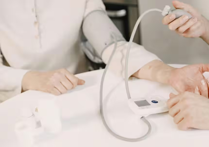 Heat and Blood Pressure: ગરમીથી માત્ર શરીર પર જ નહીં, બ્લડ પ્રેશર પર પણ પડે છે અસર, જાણો એક્સપર્ટે શું આપી ચેતવણી? 1 Heat and Blood Pressure