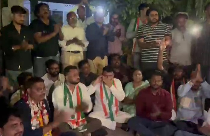 Ahmedabad Bapunagar Election Controversy: અમદાવાદના બાપુનગરમાં હોમગાર્ડના બેલેટ પેપર સાથે છેડછાડનો કોંગ્રેસે લગાવ્યો ગંભીર આરોપ, રામધૂન બોલાવી ઓફિસ બહાર ધરણાં શરૂ કર્યા 1 Ahmedabad Bapunagar Election Controversy