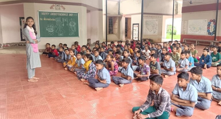 ગુજરાતમાં ૧.૩૦ કરોડ લોકો અભણ, શાળાઓમાં લાખો વિદ્યાર્થીઓ શિક્ષકો વિના જ શું ભણે છે? 1 tfh8y6rl