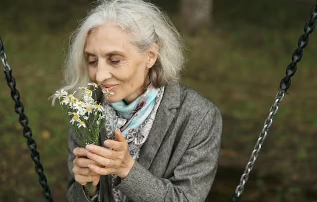 Gray Hair: શા માટે ઉંમર વધવાની સાથે વાળ સફેદ થઈ જાય છે, હંમેશા કાળા કેમ નથી રહેતા? 1 Gray Hair