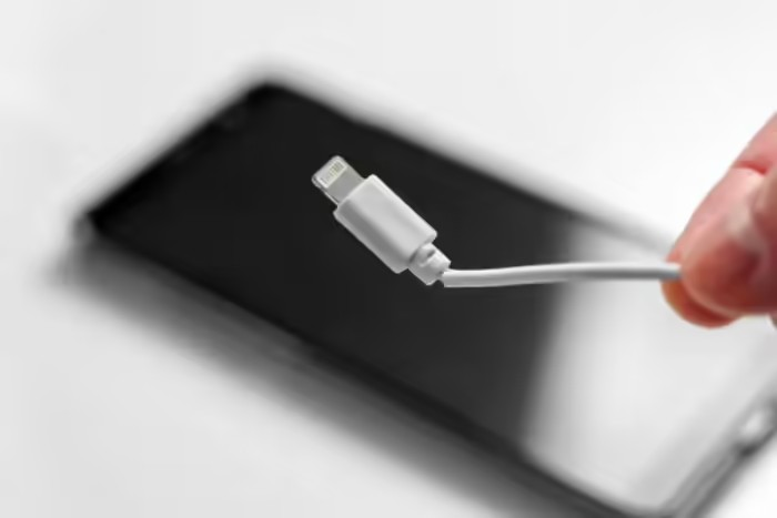 Charging Cable Breaking: વારંવાર તૂટી જાય છે ચાર્જિંગ કેબલ? આ 5 રીતોથી ચાલશે વર્ષો-વર્ષ, જાણો કેબલનું આયુષ્ય વધારવાની સરળ રીતો 1 Charging Cable Breaking