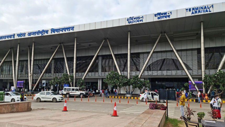 Ahmedabad Airport Adani Charges: સરદારનું નામ, અદાણીનો ભાવ: અમદાવાદી એરપોર્ટ પર "વર્લ્ડ ક્લાસ લૂંટ" કેમ ચાલે છે? 2020 માં પ્રાઇવેટાઇઝેશન થયું, 2026 માં પાર્કિંગ ₹1,200 થયું. વિકાસ કોનો? 1 Ahmedabad Airport Adani Charges
