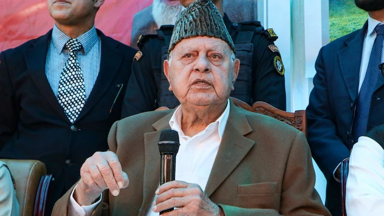 Farooq Abdullah: RSS નેતાએ કહ્યું- PAK સાથે વાતચીત થતી રહે; ફારૂક અબ્દુલ્લા બોલ્યા- 'મેં વકીલાત કરી હતી તો મને આતંકી કહેવામાં આવ્યો' 1 Farooq Abdullah
