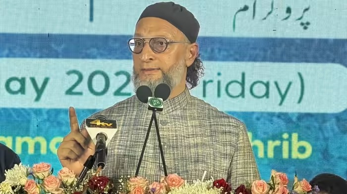 Owaisi Road Namaz Controversy: ‘રોડ પર નમાઝ પઢવી ખોટી હોય, તો તમામ તહેવારોની ઉજવણી પર પ્રતિક્ષેધ મૂકો’ Owaisi બોલ્યા- તમારો દ્વેષ માત્ર મુસ્લિમો સામે જ છે 1 Owaisi Road Namaz Controversy