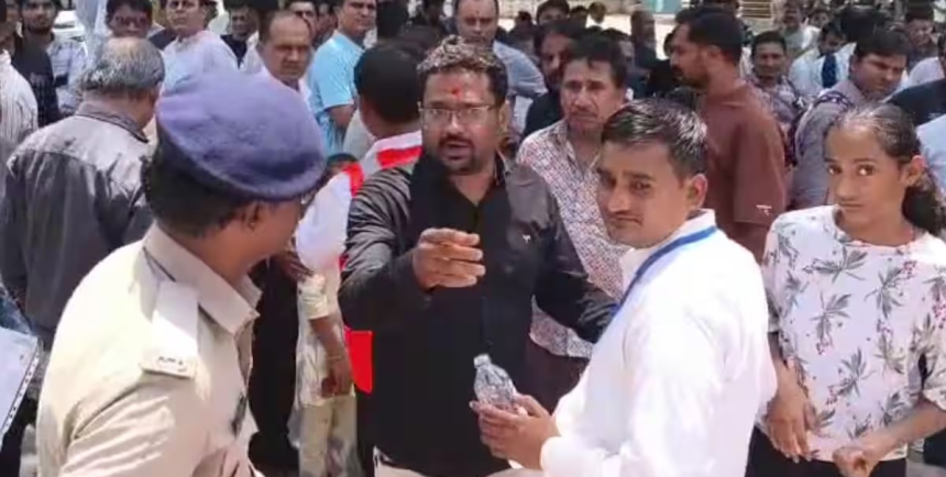 Surat NEET Exam Controversy: સુરતમાં NEET પરીક્ષા દરમિયાન કંઠી ઉતારતા વાલી ભડક્યા, ‘હું લાહોર-રાવલપિંડીમાં નથી’ કહી કર્યો હોબાળો 1 Surat NEET Exam Controversy