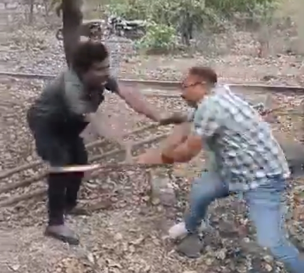 Tribal Man Brutally Beaten in Singrauli: ‘પગે લાગું છું, મારશો નહીં’… ભીડ ઉશ્કેરતી રહી- ‘માથું છોડી, બાકી બધું તોડી નાખો’, MPમાં આદિવાસી સાથે બર્બરતા 1 Tribal Man Brutally Beaten in Singrauli