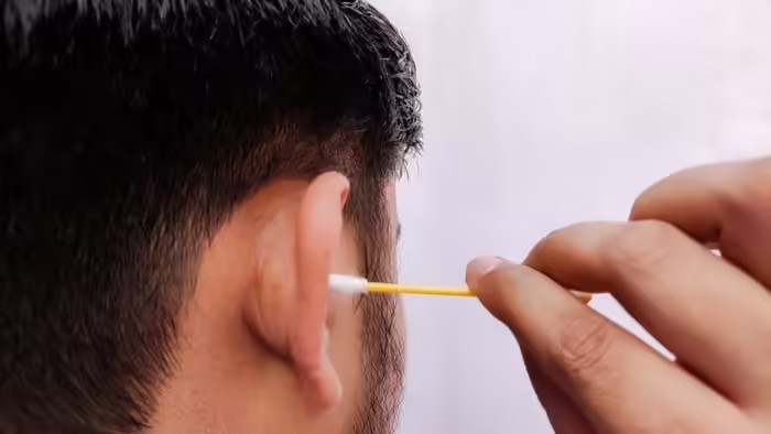 Ear Hygiene Tips: કાનનો મેલ સાફ કેમ ન કરવો? ડૉક્ટર દ્વારા સમજાવવામાં આવ્યું, સાથે જ જણાવ્યું ઇરિગેશન અને સક્શનથી કેવી રીતે થાય છે સફાઈ 1 Ear Hygiene Tips