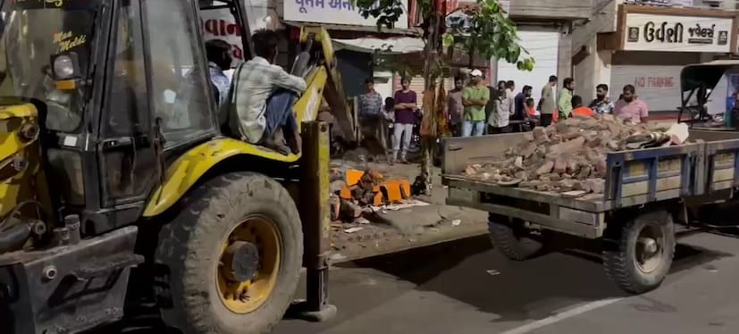 Rajkot Temple Demolition: રાજકોટમાં મધરાતે તંત્રનું મેગા ડિમોલિશન, 13 ધર્મસ્થાનો પર ફરી વળ્યું મહાનગરપાલિકાનું બુલડોઝર 1 Rajkot Temple Demolition