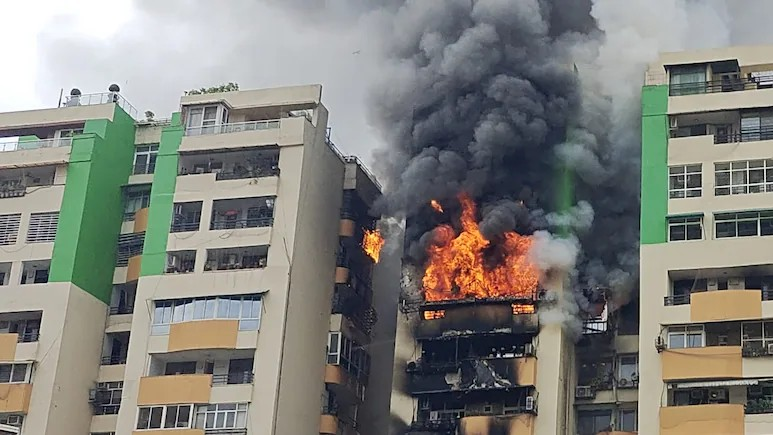 DELHI AC BLAST: દિલ્હી અગ્નિકાંડની હૃદયદ્રાવક ઘટના: ડિજિટલ લોક ન ખૂલવાને કારણે એક જ પરિવારના સભ્યોના કરૂણ મોત, માતૃત્વની એવી તસ્વીર સામે આવી જેણે સૌને હચમચાવી દીધા 1 DELHI AC BLAST