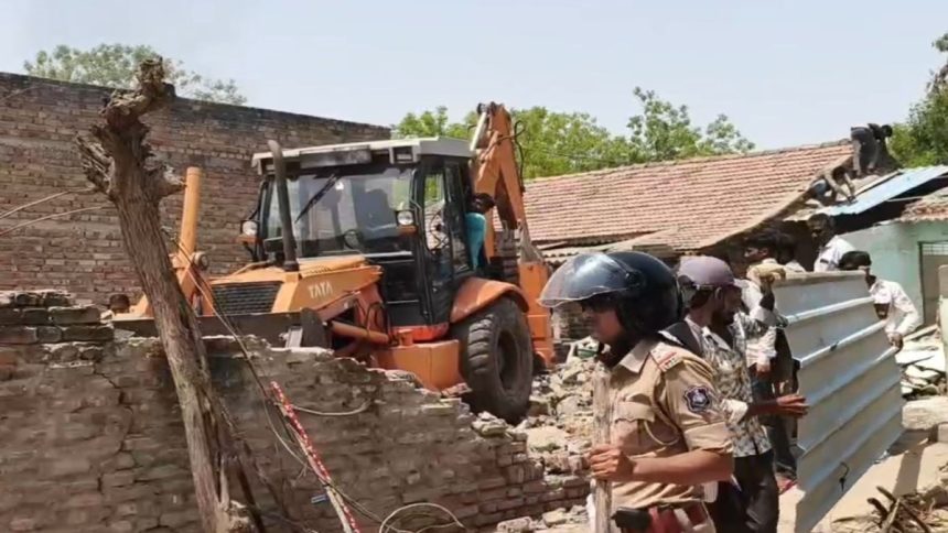 Radhanpur Encroachment Removal: રાધનપુરમાં તંત્રની લાલ આંખ, સરકારી જમીન પર વર્ષો જૂના દબાણો પર ચાલ્યું બુલડોઝર 1 Radhanpur Encroachment Removal