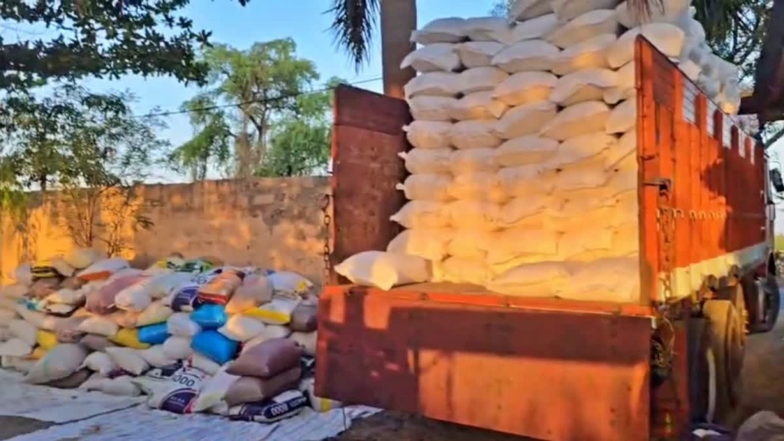Grain Black Marketing Junagadh: જૂનાગઢમાં કાળાબજારીયાઓ પર પોલીસની ત્રાટક, ગોડાઉનમાંથી ₹18.85 લાખનું સરકારી અનાજ પકડાયું 1 Grain Black Marketing Junagadh