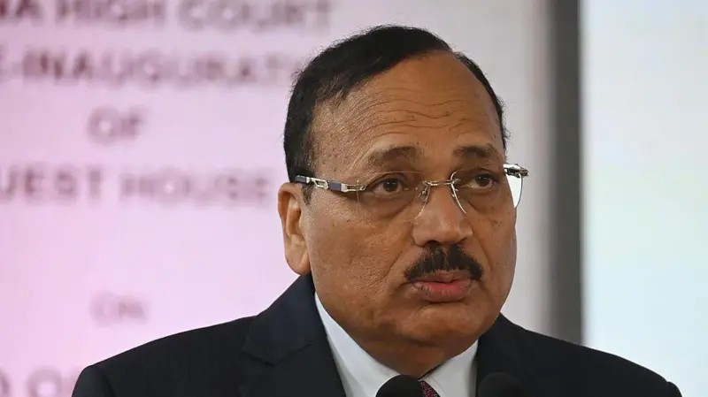 CJI Surya Kant Controversy: સુપ્રીમ કોર્ટના ચીફ જસ્ટિસ સૂર્યકાંતની 'કેટલાક બેરોજગાર યુવાનો કોકરોચ...' વાળી ટિપ્પણી પર છેડાઈ ચર્ચા 1 CJI Surya Kant Controversy
