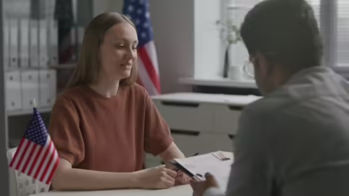 US Visa Interview Tips: માત્ર દસ્તાવેજ નહીં, પરંતુ આ 5 વસ્તુઓ પણ નક્કી કરે છે US વિઝા અપ્રૂવલ, સ્ટુડન્ટ-વર્કરને મળી ટિપ 1 US Visa Interview Tips