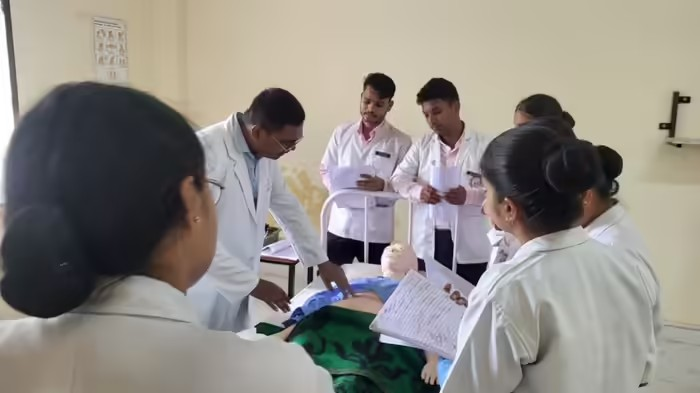 MBBS Abroad NMC Rules: વિદેશમાં એમબીબીએસ કરતા પહેલા એનએમસીનો ૫૪ મહિનાનો આ નિયમ જાણવો છે ખાસ જરૂરી, નીટ એક્સપર્ટની વાલીઓને મોટી સલાહ 1 MBBS Abroad NMC Rules