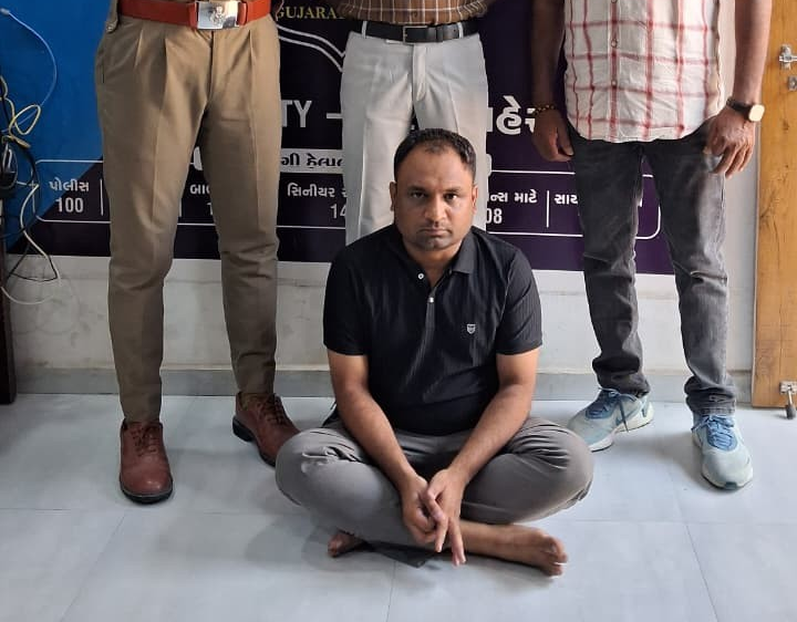 Surat AAP Kalu Vaghasia arrested: સુરતમાં AAP નેતા કાળુ વઘાસિયાની ધરપકડ, લગ્નની લાલચે દુષ્કર્મ ગુજાર્યાનો આરોપ 1 Surat AAP Kalu Vaghasia arrested