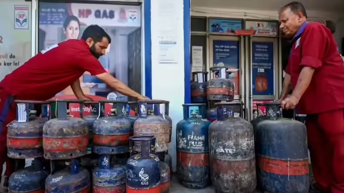 LPG Price Hike: તાલાબંધી, છટણી, મોંઘવારી... મોંઘા સિલિન્ડરે પેદા કર્યા અનેક મોટા જોખમો, રેસ્ટોરન્ટ સેક્ટરમાં મચ્યો ફફડાટ 1 LPG Price Hike