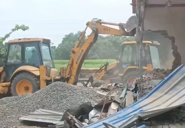 Bulldozer Action Maharashtra: બોમ્બે હાઈકોર્ટની ઔરંગાબાદ બેન્ચની ઐતિહાસિક ટિપ્પણી: મહારાષ્ટ્રમાં બુલડોઝર કલ્ચર નહીં ચલાવી લેવાય, આ કઈ ઉત્તર પ્રદેશ કે બિહાર નથી 1 Bulldozer Action Maharashtra