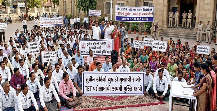 Gujarat Teachers TET Exam Protest: TET પરીક્ષામાંથી મુક્તિ માટે ગુજરાતભરમાં શિક્ષકોનો બળવો, અમદાવાદ અને મોડાસામાં હજારો ધરણા પર બેઠા 1 Gujarat Teachers TET Exam Protest