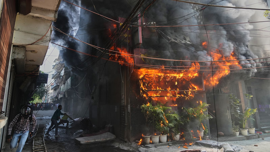 Delhi Lemon Green restaurant Fire: દિલ્હીની Lemon Green હોટેલમાં ભીષણ આગ: 16 ના મોત, 37 બચાવાયા - સવારે 9:45 વાગ્યે તબાહી 1 Delhi Lemon Green restaurant Fire