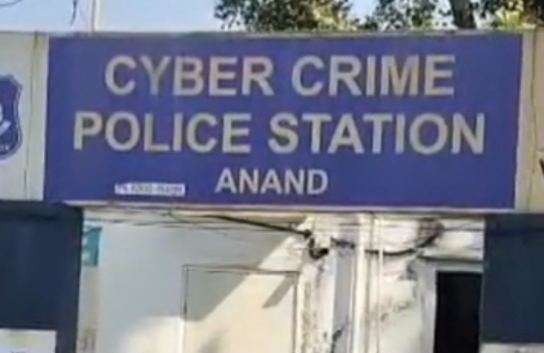 Anand TOEFL exam scam: આણંદમાં હાઈટેક TOEFL પરીક્ષા કૌભાંડનો પર્દાફાશ: દીવાલમાં કાણું પાડીને ડમી રાઈટર દ્વારા ચાલતું હતું સ્કેમ! 1 Anand TOEFL exam scam