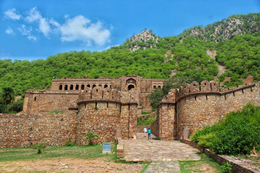 Bhangarh Fort: ભાનગઢનો કિલ્લો: એ રહસ્યમય સામ્રાજ્ય જ્યાં સૂર્યાસ્ત પછી જીવતા જવું એટલે મોતના મોંમાં જવું! 1 a91qlxeo