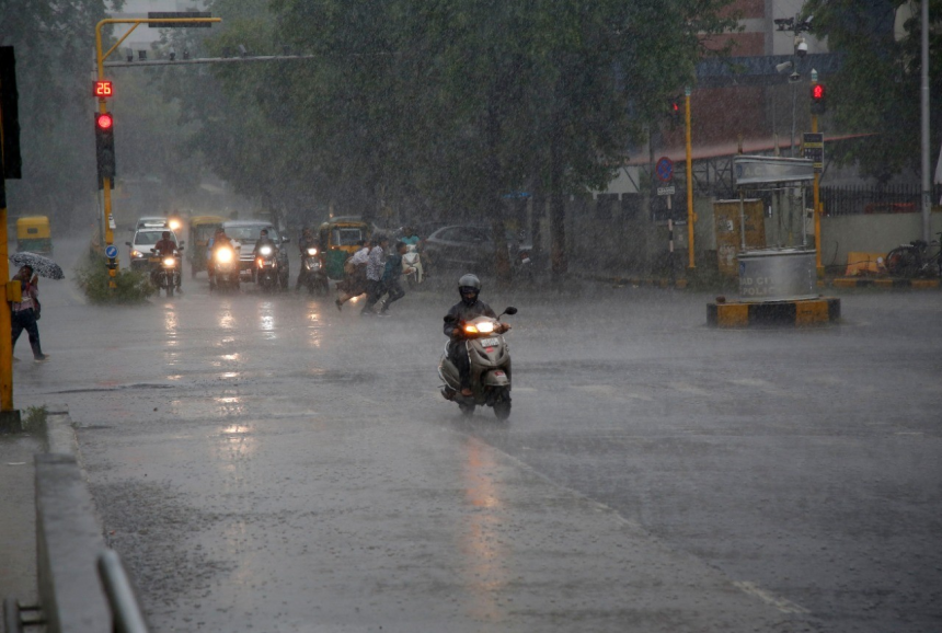 Gujarat Monsoon Update: મેઘરાજાની ગુજરાતમાં જબરદસ્ત એન્ટ્રી, દક્ષિણ ગુજરાત અને સૌરાષ્ટ્રમાં વરસ્યો ધોધમાર વરસાદ 1 Gujarat Monsoon Update