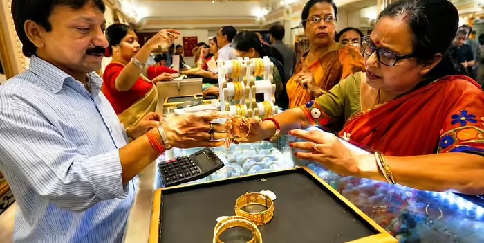 Gold Investment: ૧૩ વર્ષનું ખરાબ પ્રદર્શન: સોનામાં સતત ઘટાડાથી રોકાણકારો ચિંતિત, જાણો નિષ્ણાતોની સલાહ 1 Gold Investment