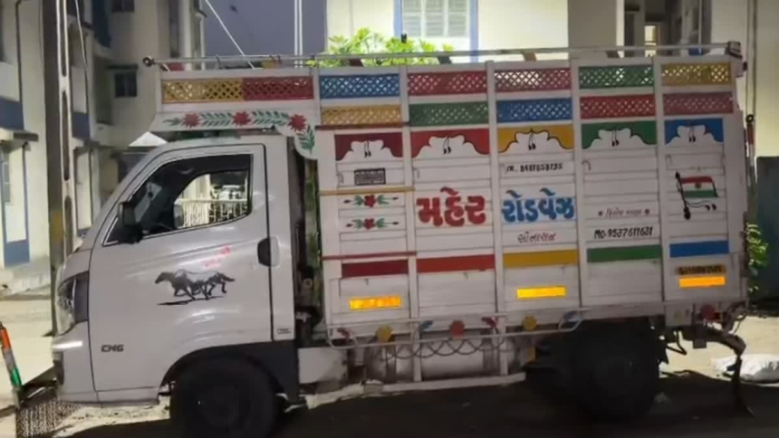 Aravalli Poshan Ahar Scam: અરવલ્લીમાં ગરીબોના કોળિયા પર ત્રાટક્યા ચોર, સાકરિયા ગામેથી ૩૦૫ બોરી સરકારી બાળભોગ આહાર ભરેલું પિકઅપ વાહન ઝડપાયું 1 Aravalli Poshan Ahar Scam