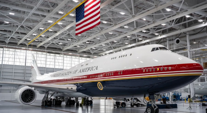 Donald Trump new Air Force One: દુનિયાના સૌથી શક્તિશાળી વ્યક્તિનું સૌથી આલીશાન વિમાન, ડોનાલ્ડ ટ્રમ્પના નવા એર ફોર્સ વનમાં શું ખાસ છે? 1 Donald Trump new Air Force One