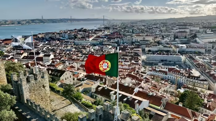 Portugal Research Scholarship: પોર્ટુગલમાં રિસર્ચ કરવાની સુવર્ણ તક, ભારતીય વિદ્યાર્થીઓને મળશે દર મહિને ₹૧.૨૦ લાખનું સ્ટાઈપેન્ડ 1 Portugal Research Scholarship