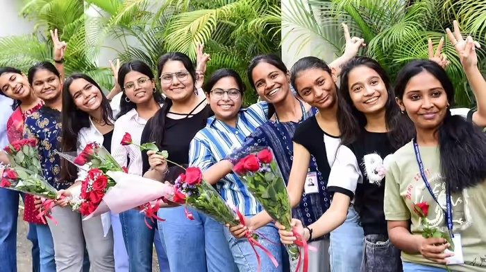Career Options After Class 12: ફ્યુચર ડિમાન્ડિંગ કોર્સ, એવરેજ સ્કોર હોવા છતાં આ ક્ષેત્રોમાં બનાવી શકો છો શાનદાર કરિયર 1 Career Options After Class 12