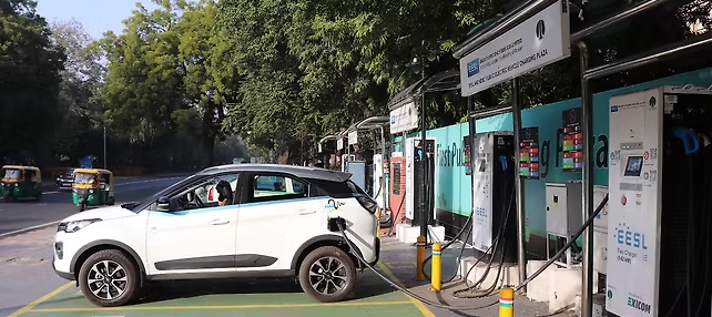 Gujarat EV Subsidy Scheme: ગુજરાતમાં ઇલેક્ટ્રિક સ્કૂટર અને કાર ખરીદવા પર મળશે બમ્પર સબસિડી: સીધા ખાતામાં આવશે ₹૨૦,૦૦૦ સુધીની સહાય! 1 Gujarat EV Subsidy Scheme