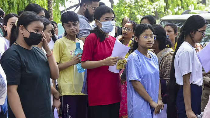 NEET Paper Leak Controversy: NEET વિવાદ અને પેપર લીકથી વિદ્યાર્થીઓ પરેશાન: શિક્ષણ વ્યવસ્થા સામે ઉઠ્યા મોટા સવાલો 1 NEET Paper Leak Controversy