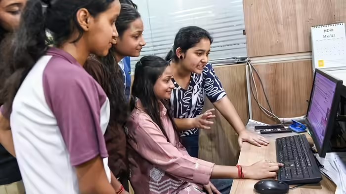 AI and Tech Courses: એઆઈ (AI) યુગમાં કરિયરની નવી તકો, ૧૨મા ધોરણમાં ઓછા ટકા હોય તો પણ આ ૫ કોર્સ તમને અપાવશે સફળતા 1 AI and Tech Courses