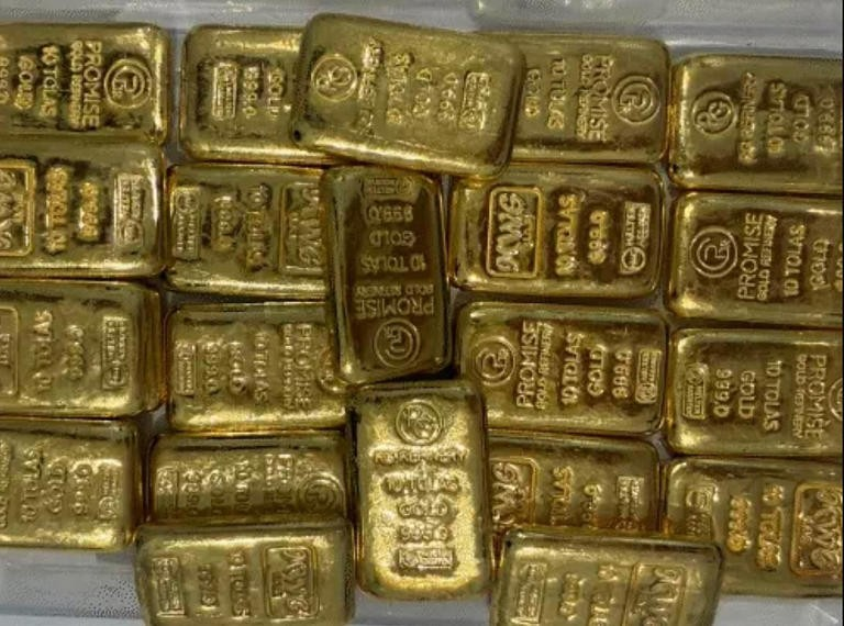 Gold Seizer Indigo Flight Ahmedabad: અમદાવાદ એરપોર્ટ પર મોટી કાર્યવાહી, દુબઈથી આવેલા ઈન્ડિગોના વિમાનના ટોયલેટમાંથી મળ્યું ૪.૨૬ કરોડનું સોનું 1 Gold Seizer Indigo Flight Ahmedabad
