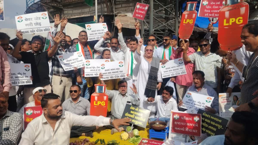 Ahmedabad Congress Protest: અમદાવાદમાં મોંઘવારી અને નીટ પેપર લીક સામે કોંગ્રેસનો હલ્લાબોલ, કાલુપુર બજારમાં 'પાણીમાં પકોડા' તળીને નોંધાવ્યો અનોખો વિરોધ 1 Ahmedabad Congress Protest
